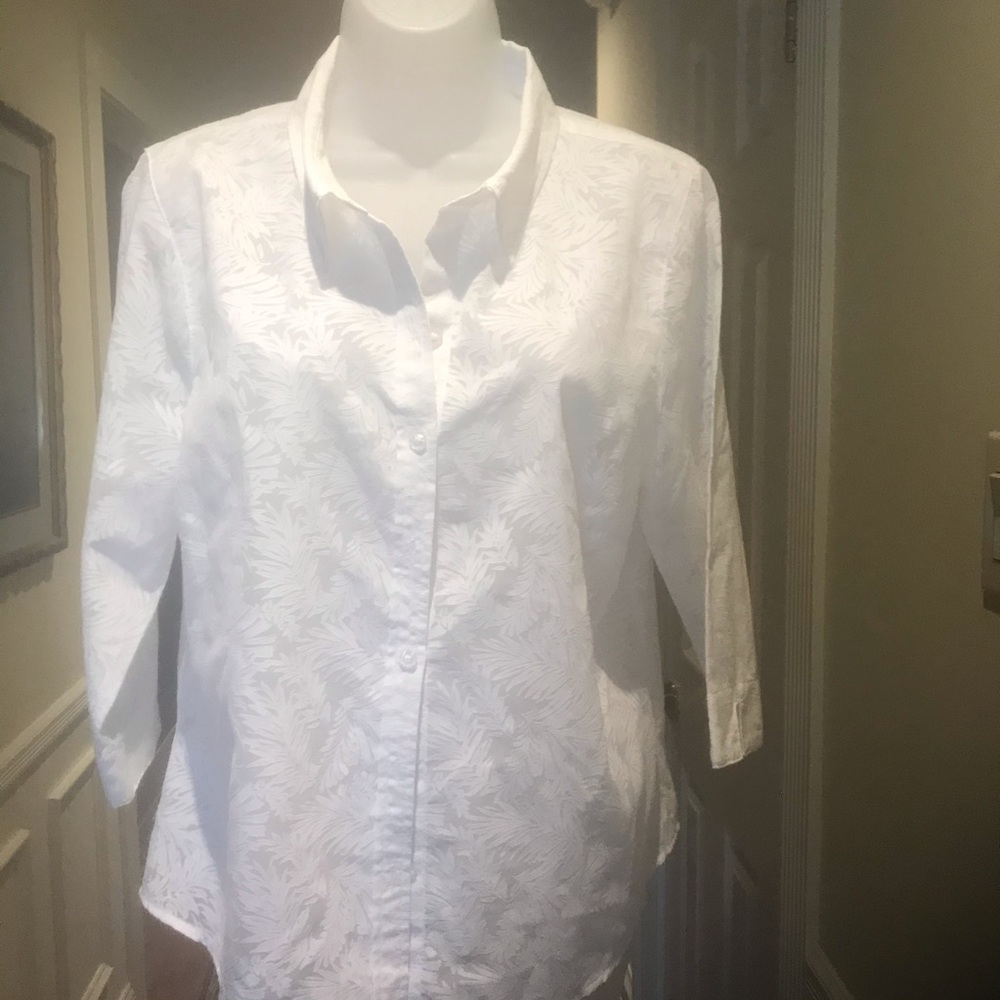 Christopher & Banks Lady white leaf imprint top, Size: LP